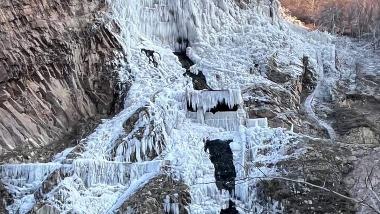 Isparta’daki Bezirgan Şelalesi soğuk hava nedeniyle Buz tuttu - Birlik Haber Ajansı