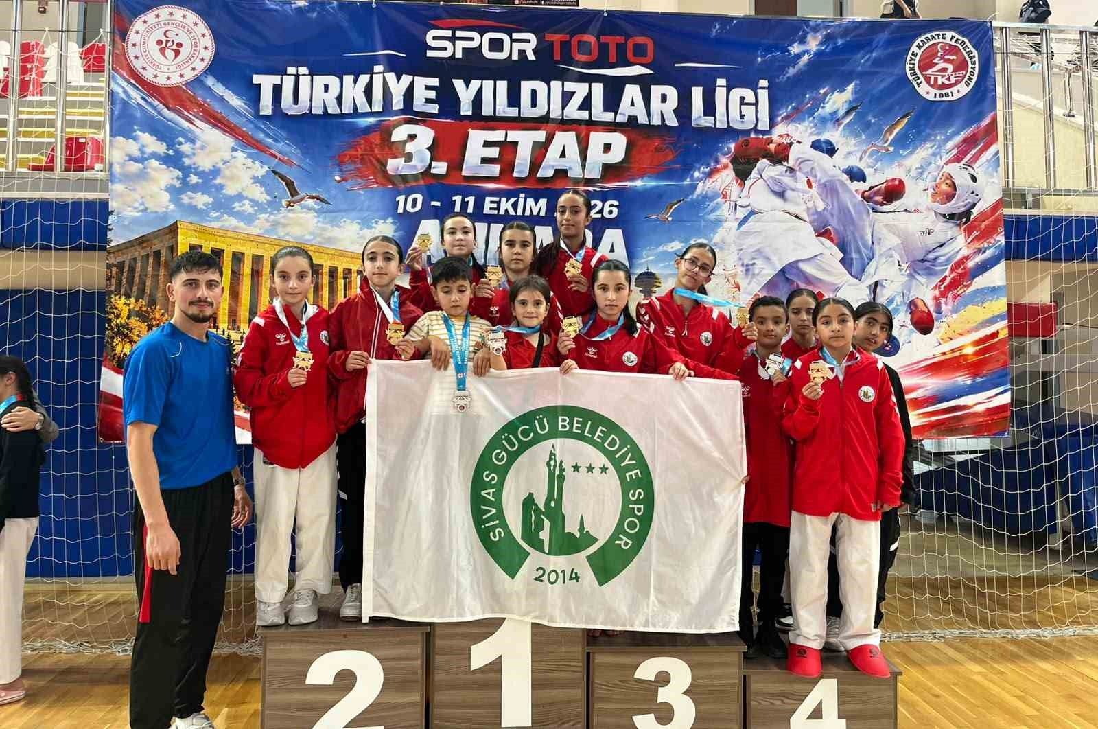 Sivas karatecileri 17 madalyayla 3. etabı tamamladı
