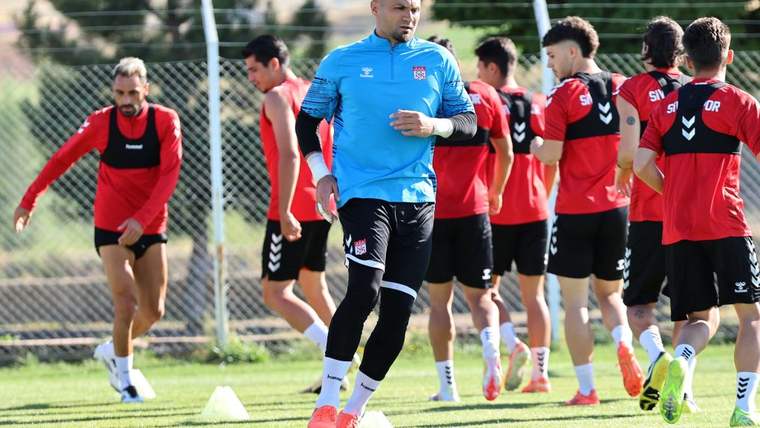 Antrenman yapan Sivasspor futbolcuları, yeşil sahada çalışıyor.