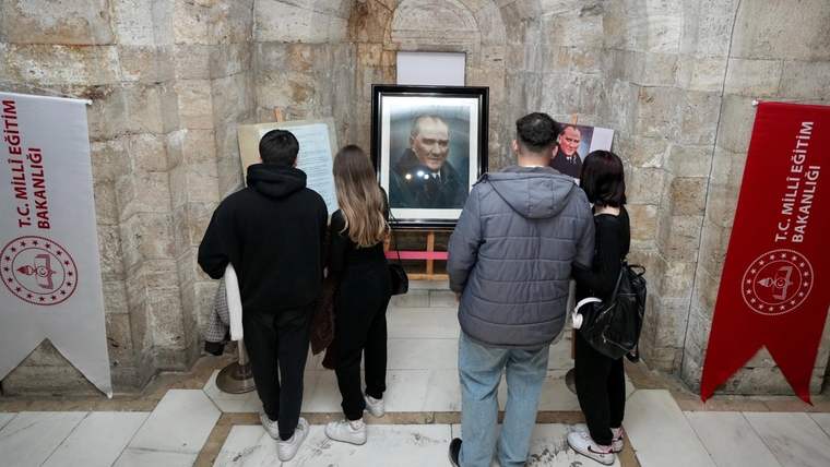"Orijinal Atatürk Portresi Sergisi" Anıtkabir'de açıldı