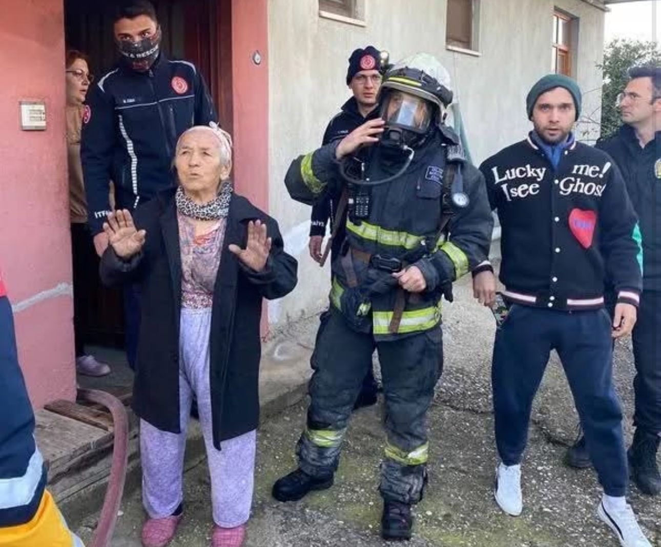 Serik'te Sevim Nine balkona çıkarak alevlerden kurtuldu - Birlik Haber Ajansı