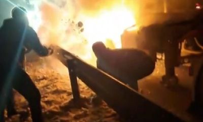 Sivas’ta Korkutan Tır Yangını: Vatandaşlar Kar Atarak Müdahale Etti!