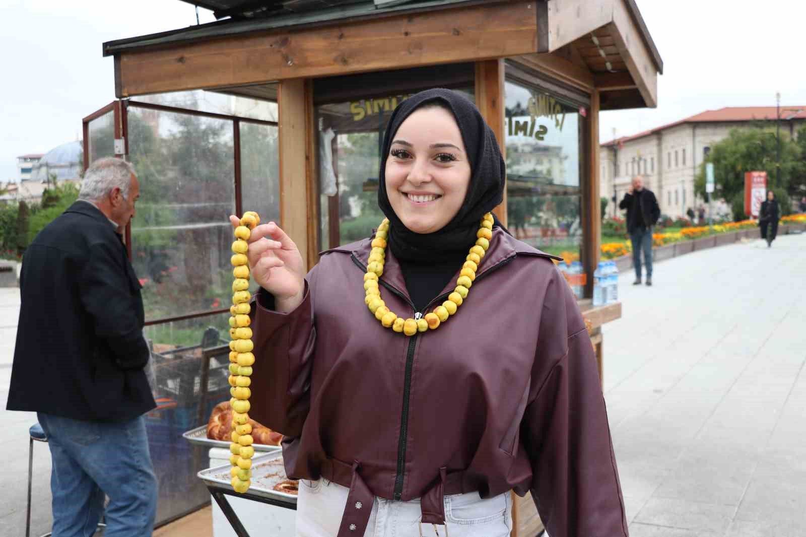 Kışın habercisi olan şifa kaynağı alıç, tezgahlardaki yerini aldı