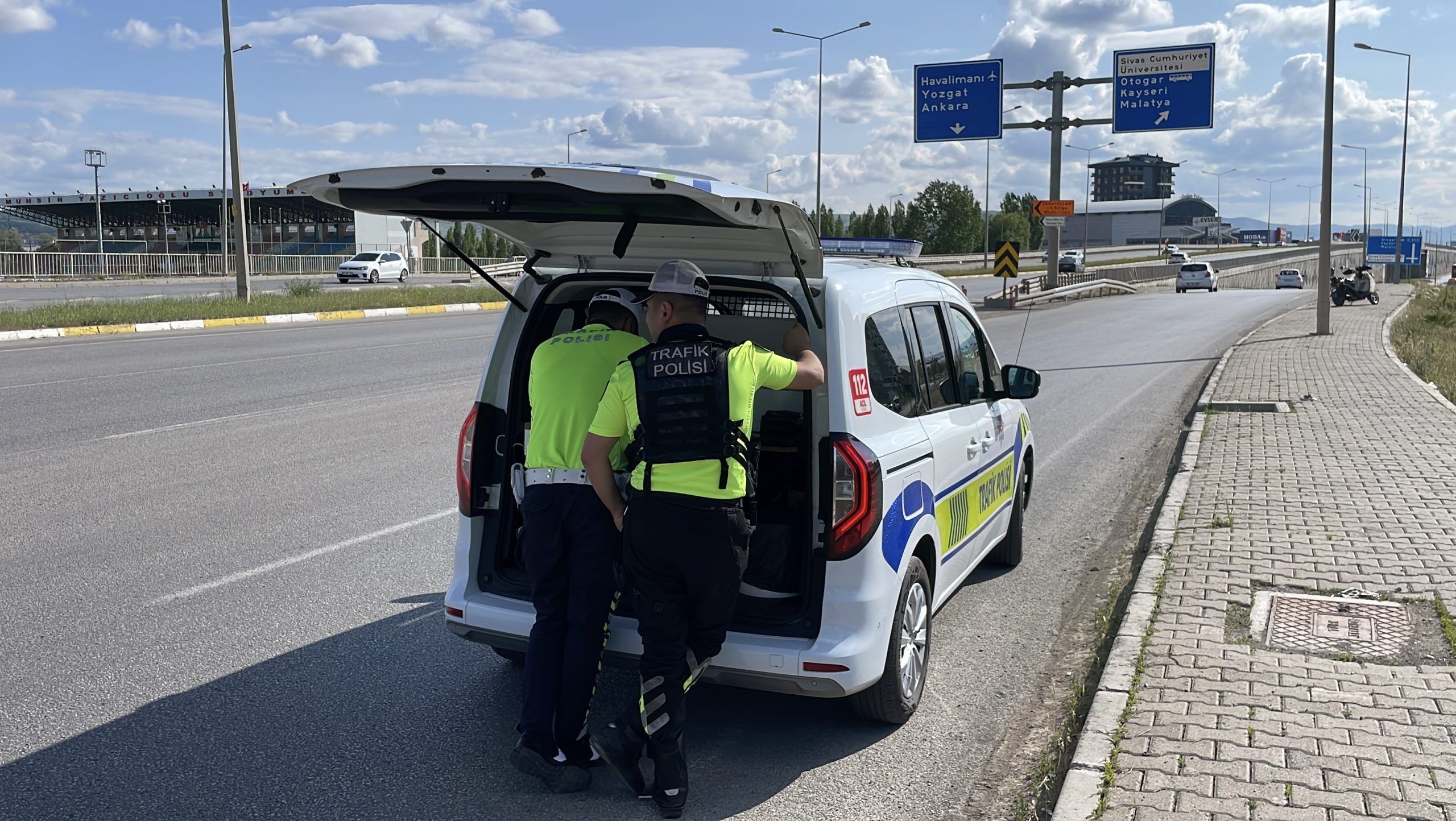 Sivas’ta Tır ile Motosiklet Çarpıştı: Yaralı Var!