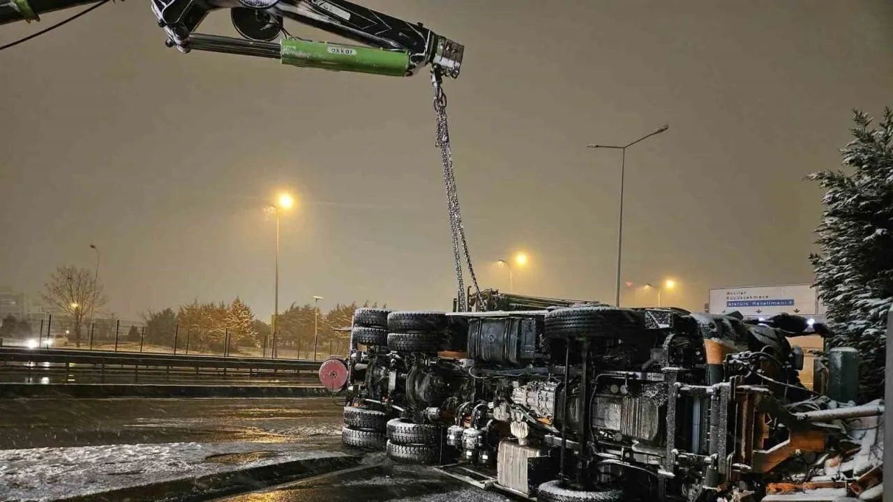 İstanbul’da kar küreme kamyonu devrildi: 1 yaralı - Birlik Haber Ajansı