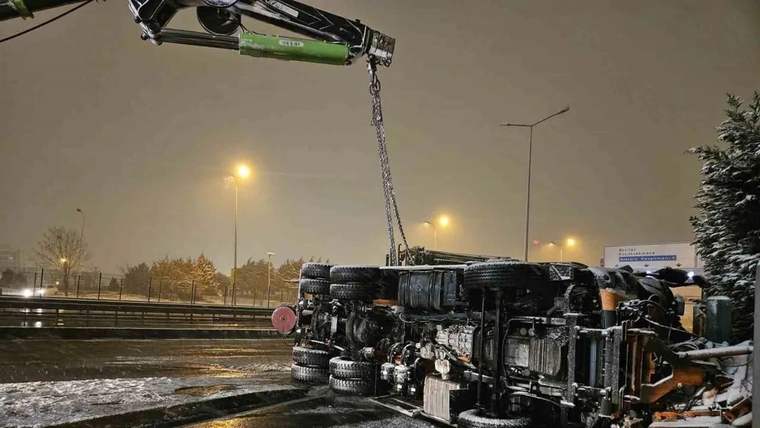 İstanbul’da kar küreme kamyonu devrildi: 1 yaralı - Birlik Haber Ajansı
