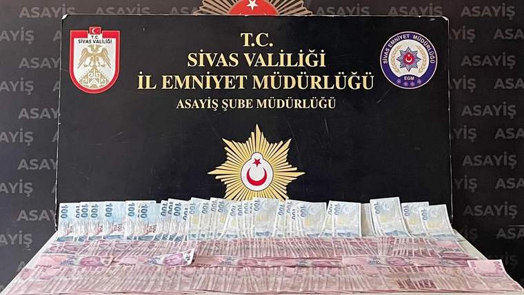 Sivas Valiliği ve İl Emniyet Müdürlüğü logoları önünde, sergilenmiş Türk lirası banknotları görülüyor.
