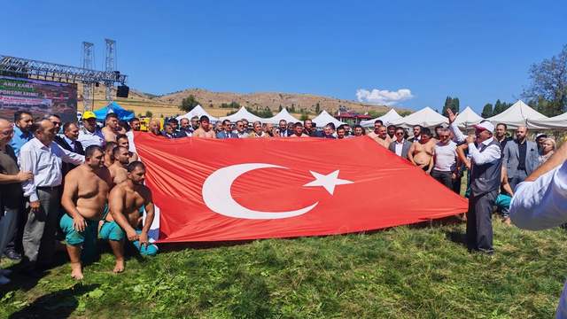 Arif Kama Güreşleri: İran ve Azerbaycan’dan Pehlivanlar Geldi