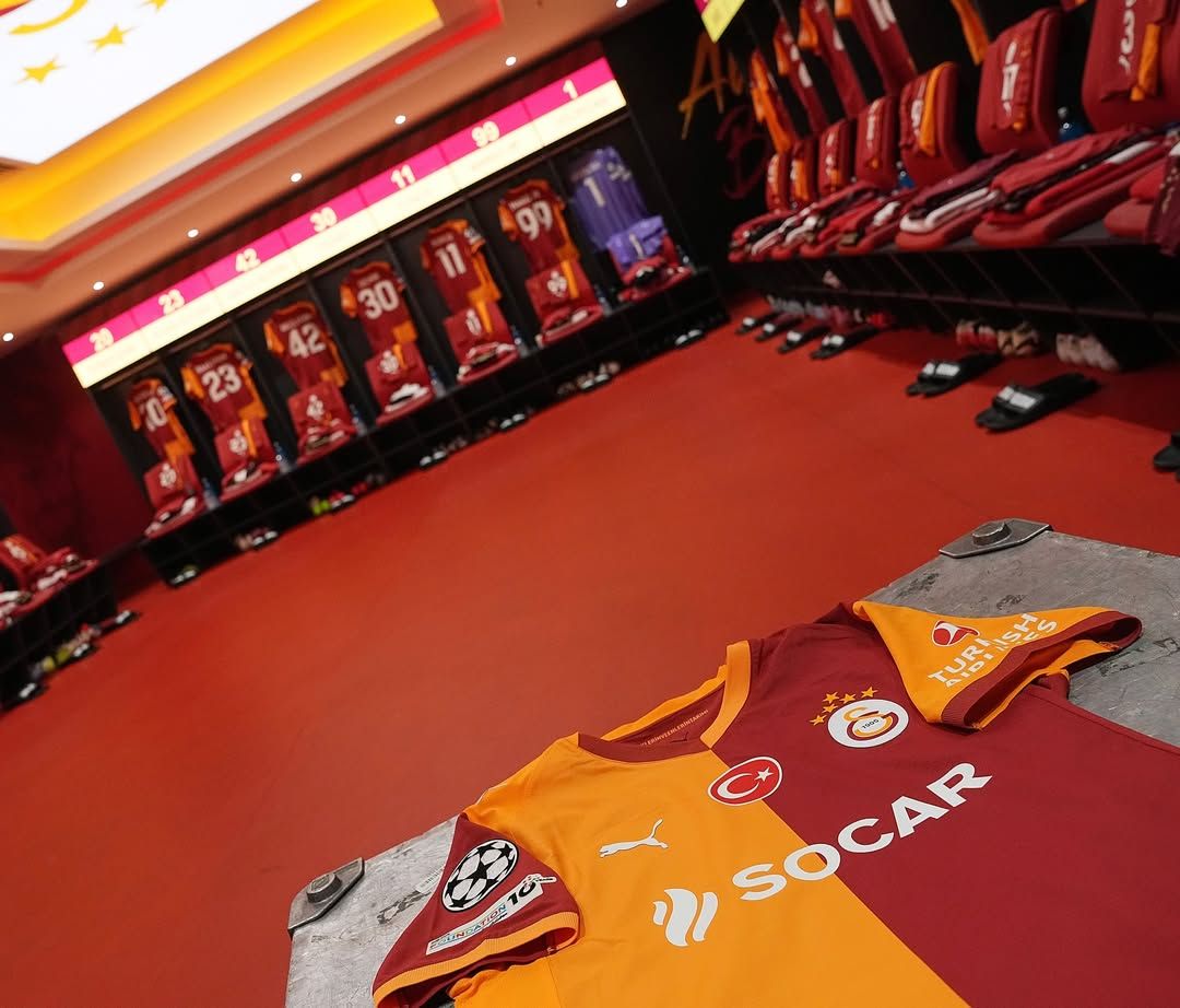 Galatasaray, Liverpool Maçı Öncesi Soyunma Odasında Tarihi Bir Hazineyle Buluştu