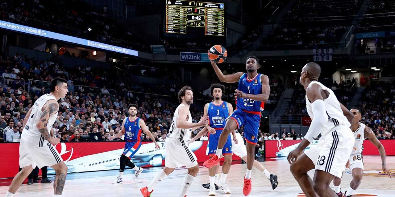 Anadolu Efes, Euroleague'de Real Madrid'i deplasmanda devirdi