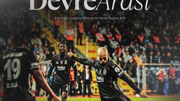 Siyah-beyaz formalı üç futbolcudan biri sahada koşarken diğer oyuncu topa vuruyor; tribünler arkada görülüyor.