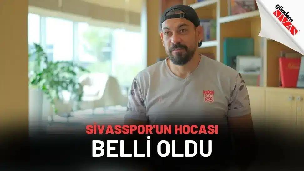 Sivasspor'un logosunun bulunduğu tişört giymiş bir kişi, oturma alanında kameraya bakıyor.