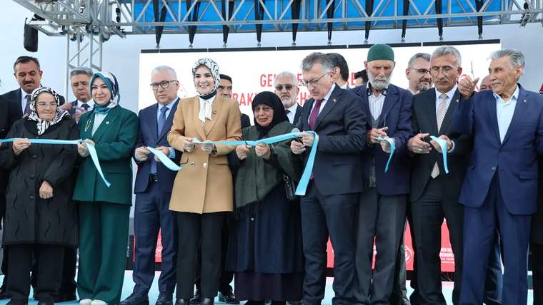 Kurdele kesen kalabalık, çeşitli yaşlarda insanlar ve yetkililer bir arada.