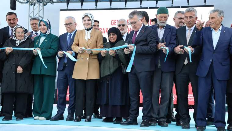 Kurdele kesen kalabalık, çeşitli yaşlarda insanlar ve yetkililer bir arada.