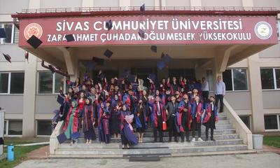 🎓 Zara'da Mezuniyet Coşkusu: 60 Öğrenci Diplomalarını Aldı