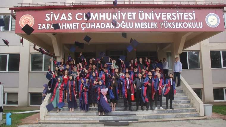 🎓 Zara'da Mezuniyet Coşkusu: 60 Öğrenci Diplomalarını Aldı