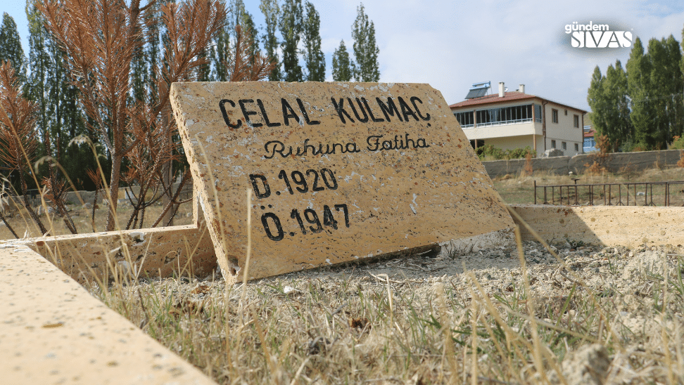 Üzerinde 'Celal Kulmaç, Ruhuna Fatiha, D.1920, Ö.1947' yazılı mezar taşı, açık alanda duruyor.