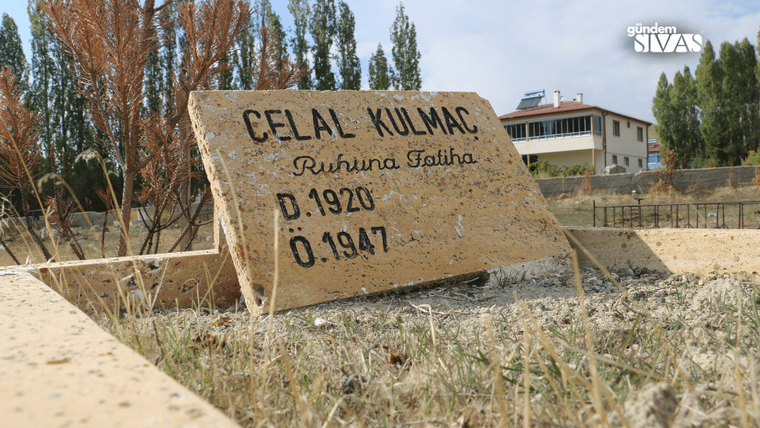 Üzerinde 'Celal Kulmaç, Ruhuna Fatiha, D.1920, Ö.1947' yazılı mezar taşı, açık alanda duruyor.