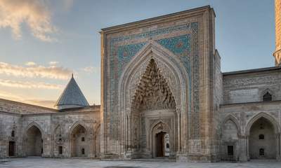 Gök Medrese’nin 755 Yıllık Hikâyesi: Çini, Vakfiye ve Hayat Ağacı