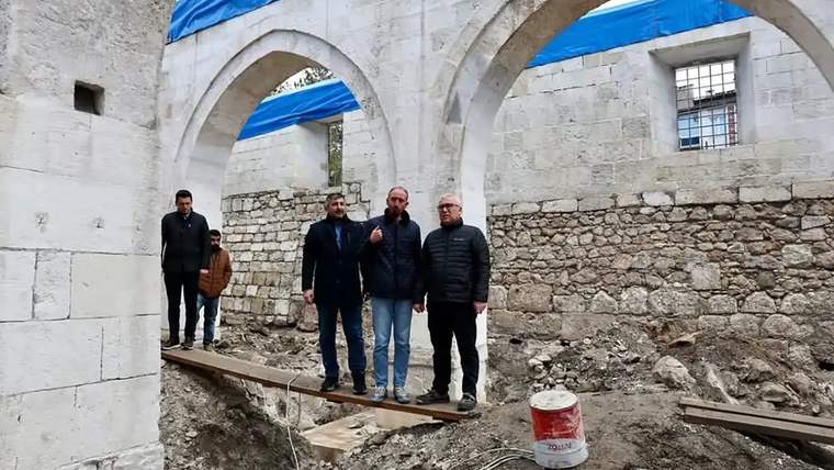 Sivas Ulu Cami'nin restorasyon çalışmaları sırasında, inşaat alanında birkaç kişi duruyor.