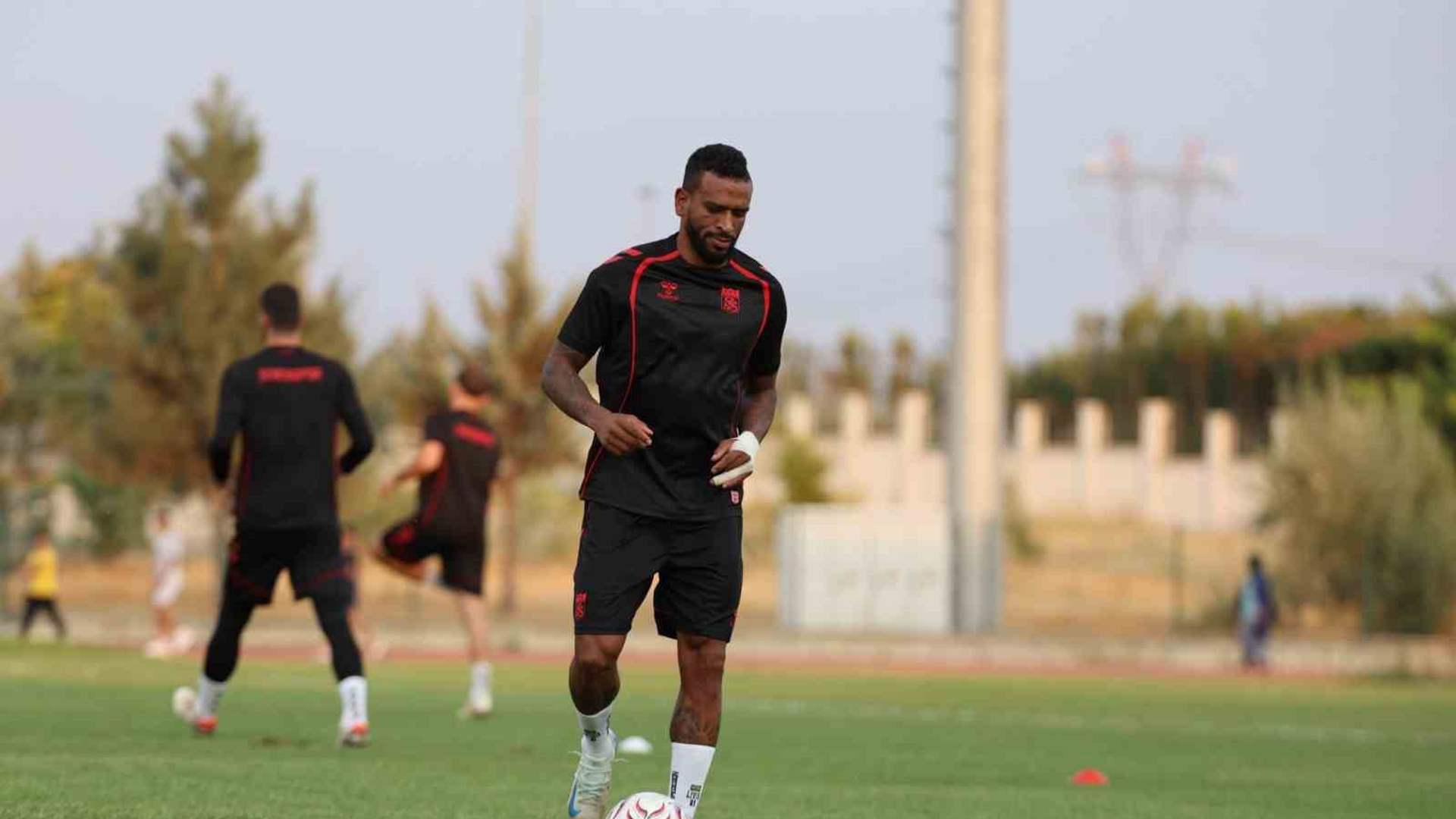 Sivasspor, Batman Yeni Şehir Stadyumu’ndaki mücadele öncesi son antrenmanında taktik çalıştı.