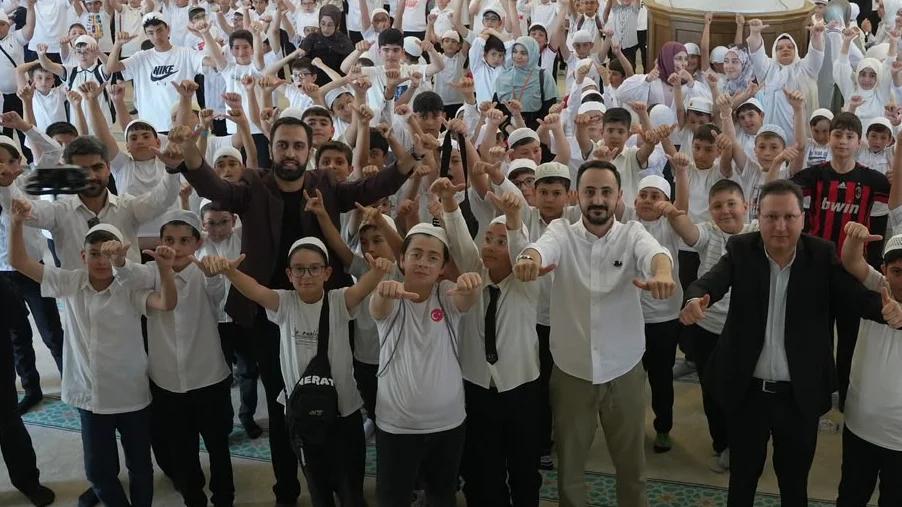 Sivas'ta Rekor! 3 Bin Öğrenci Aynı Anda Ayyıldız Camii'nde Buluştu