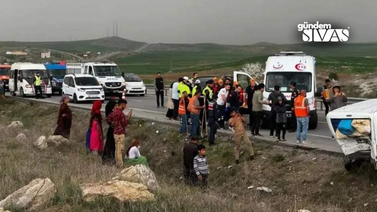 Yolda duran ambulans ve kurtarma ekipleri, kaza alanında toplanmış kalabalık.