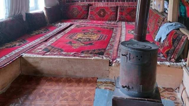 Akılalmaz Hırsızlık: Duvarı Delip 500 Bin TL Değerinde Halıyı Çaldılar