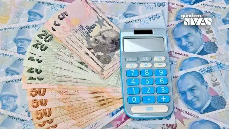 Farklı kupürlerde Türk lirası banknotları arasında mavi renkli bir hesap makinesi bulunuyor.