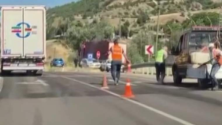 Yolda trafik kazası sonrası çalışan görevliler, koni yerleştiriyor.