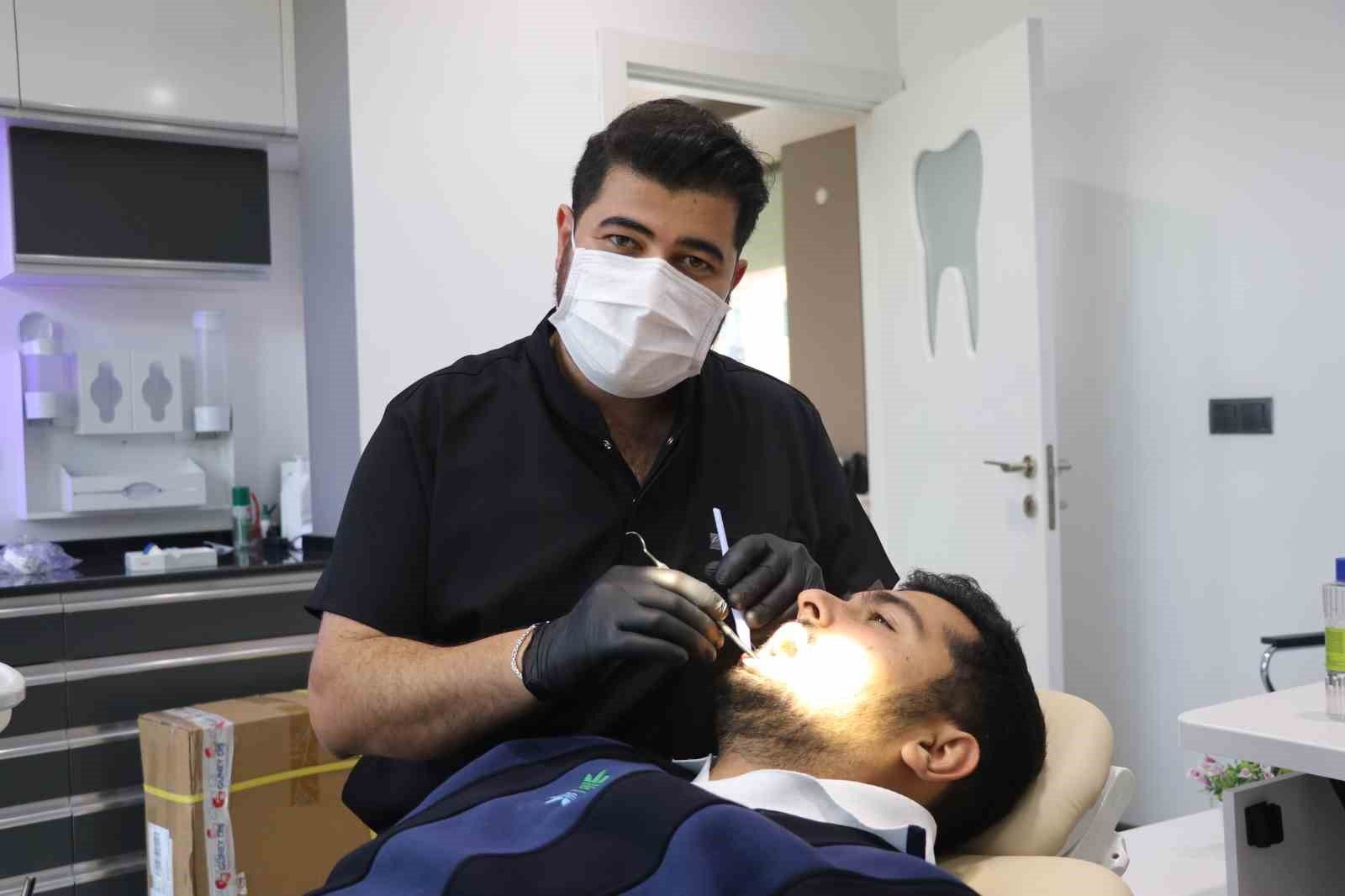 Hastaları neden Sivas'taki diş hekimiyle fotoğraf çektiriyor?