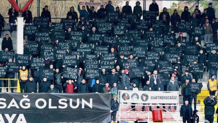 Boluspor taraftarları, üzerinde isimlerin yazılı olduğu pankartlarla stadyumda anma etkinliği düzenliyor.
