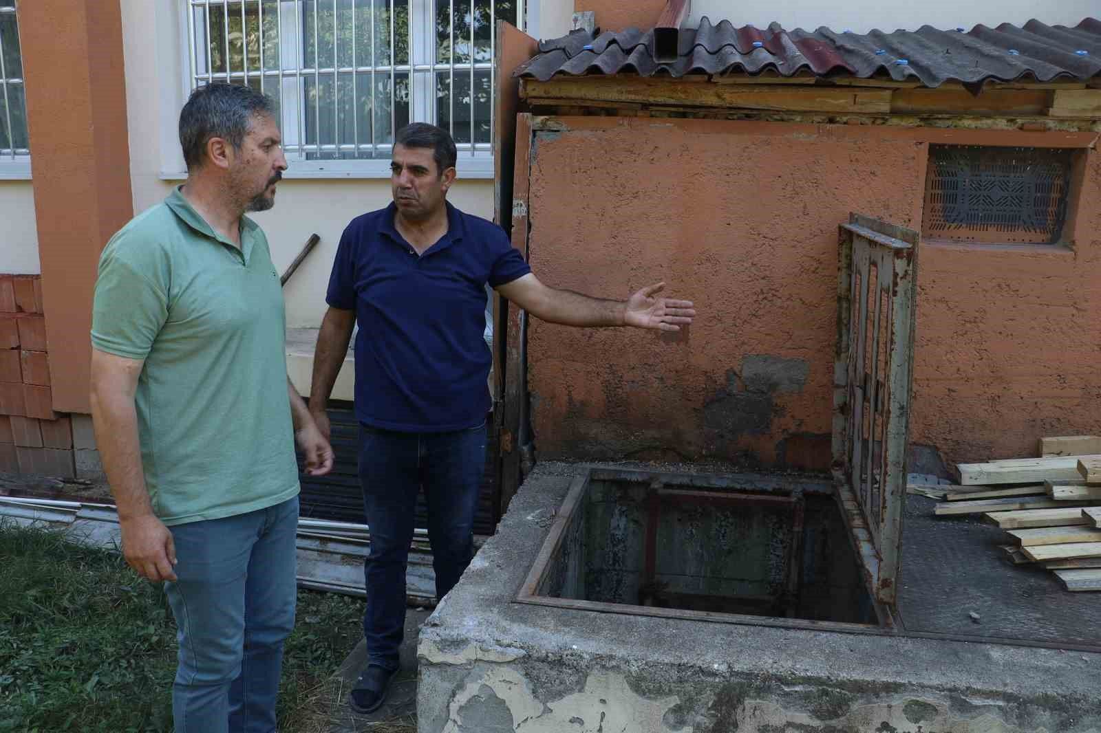 Şefik Güngör Okulu'nda yavru kedi kuyudan çıkarıldı
