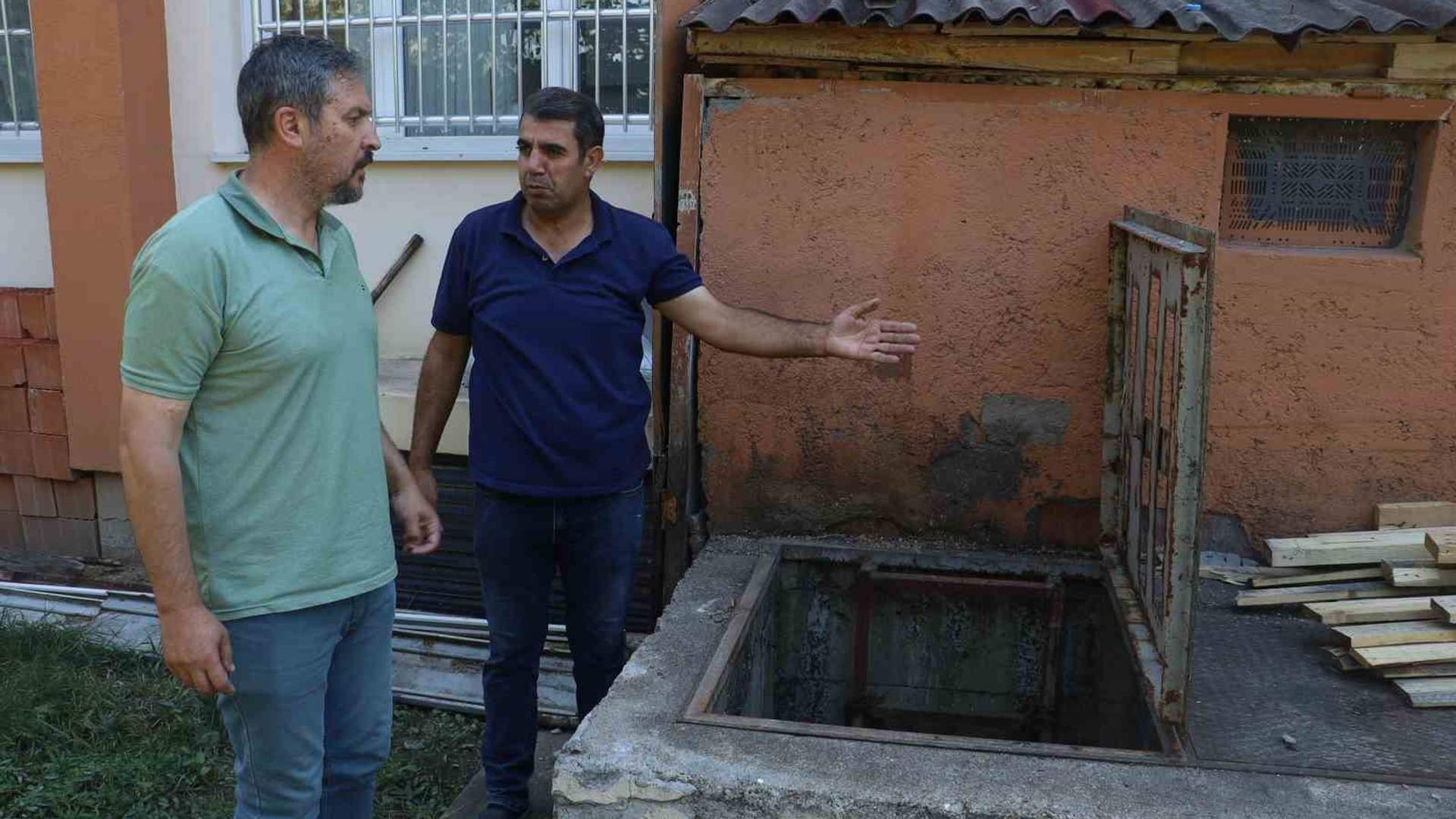 Sivas’taki Şefik Güngör Özel Eğitim Uygulama Okulu’nda 5 metrelik kuyuya düşen yavru kedi kurtarıldı.