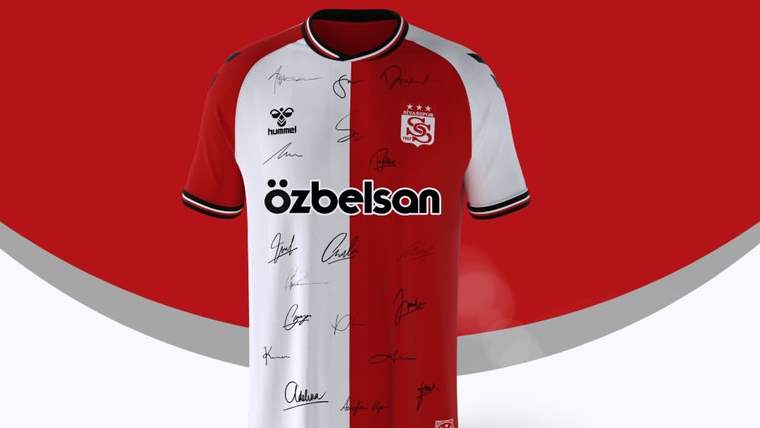 Kırmızı ve beyaz renkte, üzerinde imzalar bulunan Sivasspor forması.