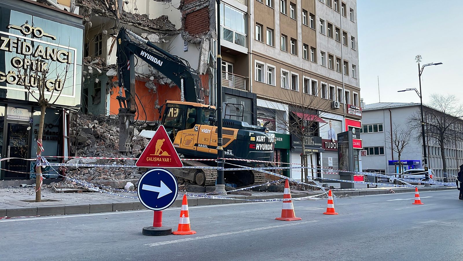 Sivas’ta Yıkım Çalışması Paniğe Neden Oldu: Yan Binanın Kolonları Hasar Gördü, 21 Daireli Bina Tahliye Edildi