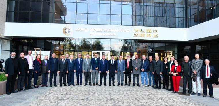 ITSO binası önünde, CHP ekonomi kurmayları ve diğer katılımcılar bir arada poz veriyor.