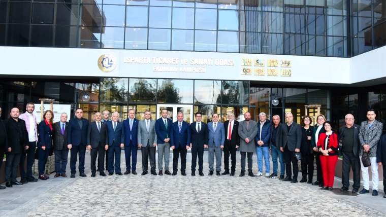 ITSO binası önünde, CHP ekonomi kurmayları ve diğer katılımcılar bir arada poz veriyor.