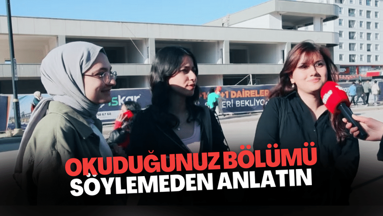 Üç genç kadın, bir röportaj sırasında gülümseyerek konuşuyor. Arkada bir bina görünmekte.