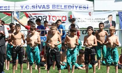 Sivas'ta Geleneksel Uluslararası Muhsin Yazıcıoğlu Karakucak Güreşleri Başladı
