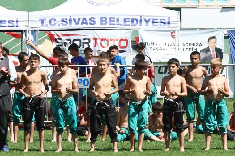 Sivas'ta Geleneksel Uluslararası Muhsin Yazıcıoğlu Karakucak Güreşleri Başladı