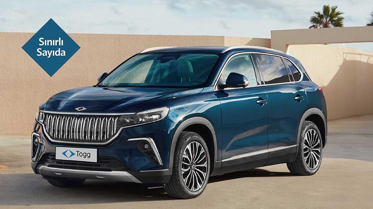 Mavi bir Togg SUV aracı, açık bir arka planda duruyor.