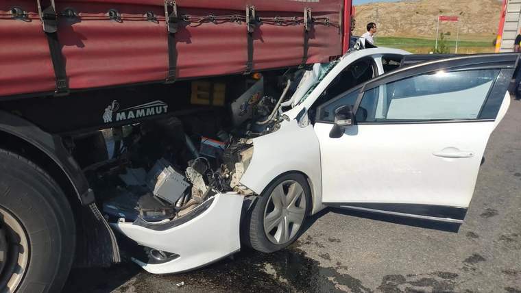 İmranlı'da Feci Kaza: 2'si Çocuk 6 Yaralı
