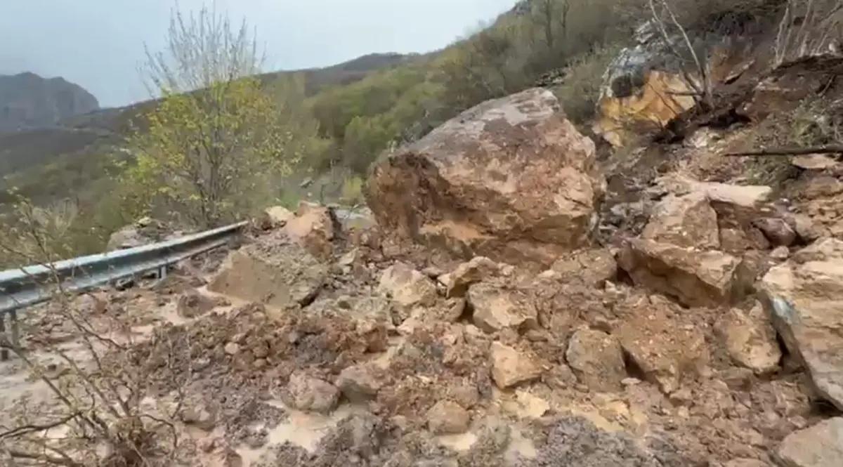 Sivas’ta Kuvvetli Yağış Alarmı: Heyelan ve Yol Çökmesi Ulaşımı Felç Etti