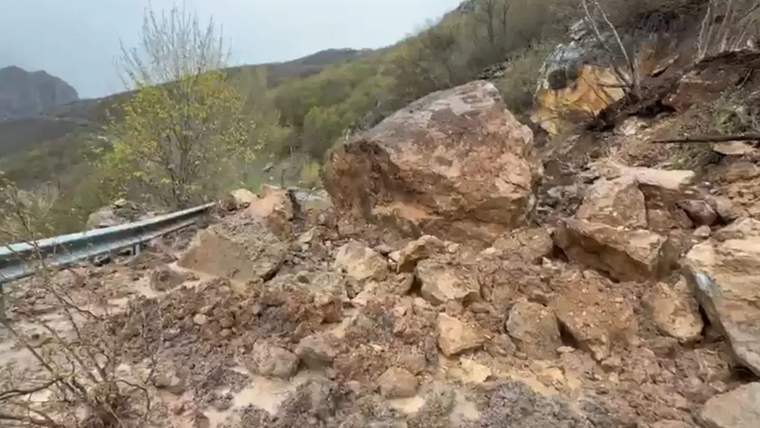 Yolda büyük taşlar ve toprak yığını, heyelan nedeniyle yolun kapanmasına neden olmuş.