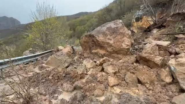Sivas’ta Kuvvetli Yağış Alarmı: Heyelan ve Yol Çökmesi Ulaşımı Felç Etti