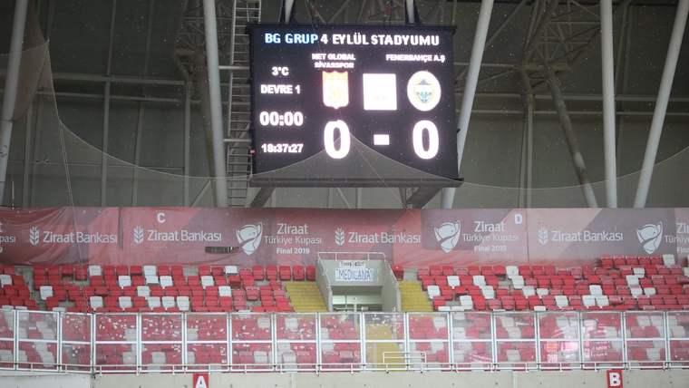 BG Group 4 Eylül Stadyumu skor tabelasında Sivasspor-Fenerbahçe maçı 0-0 görünürken tribünler boş.