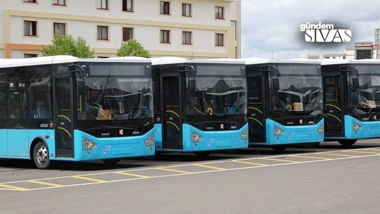 Mavi ve beyaz renkli toplu taşıma otobüsleri, park alanında sıralanmış.