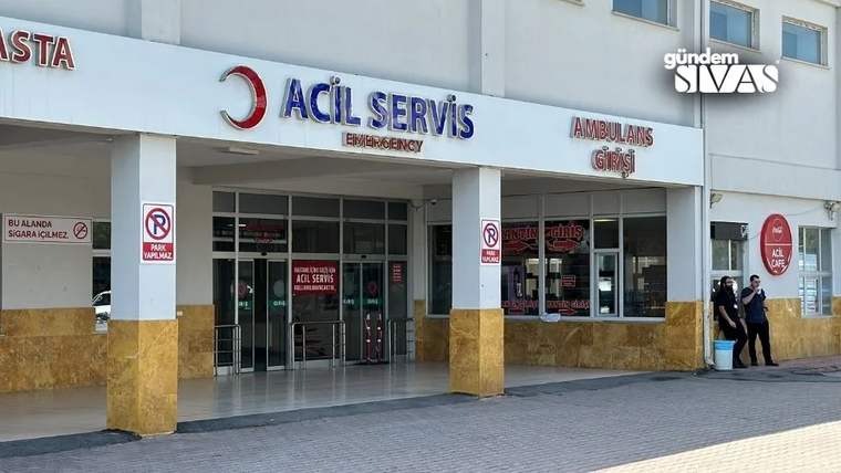 Bir hastanenin acil servis girişi, üzerinde 'Acil Servis' yazılı tabela var.