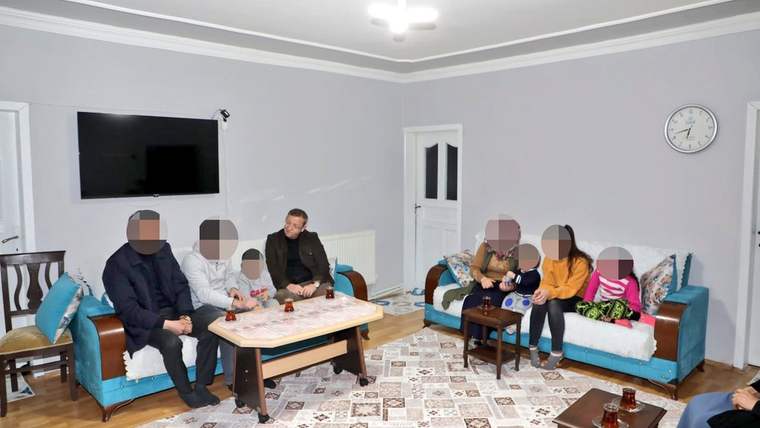 Kars Valisi Ziya Polat, 'Alma' ailesinin iftar sofrasına konuk oldu - Birlik Haber Ajansı